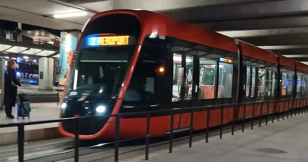 Tramway Nice lignes 2 et 3 en station de nuit