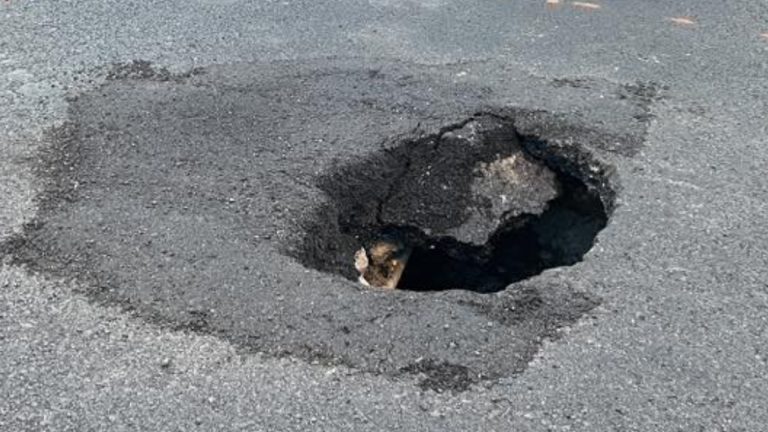 Carros : la chaussée du rond-point de la Manda refaite il y a un mois s&rsquo;effondre, les routes coupées