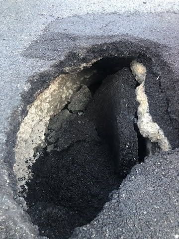 Trou dans la chaussée du rond-point de la Manda à Carros, ferraille visible