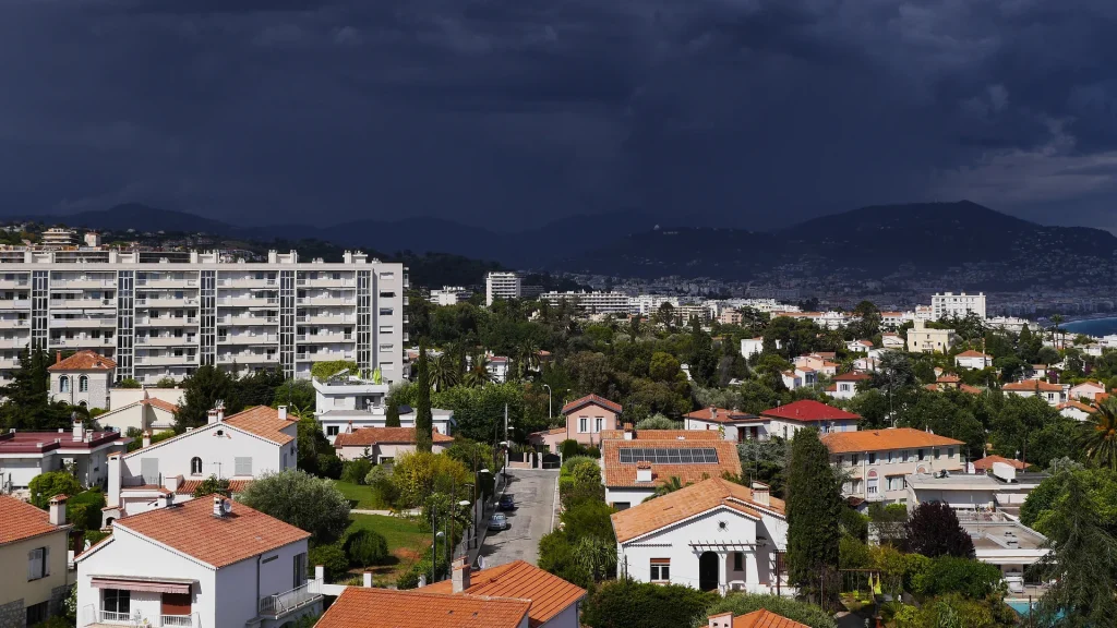 Ciel orageux au-dessus d'un paysage, illustration d'une vigilance jaune orages dans les Alpes-Maritimes