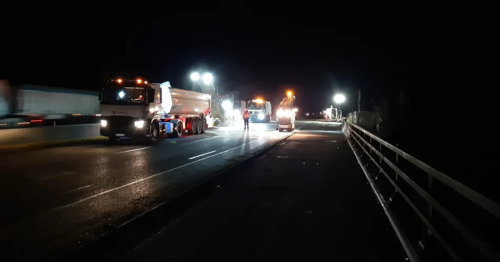 Chantier de nuit sur l'autoroute A8 avec engins et ouvriers VINCI Autoroutes