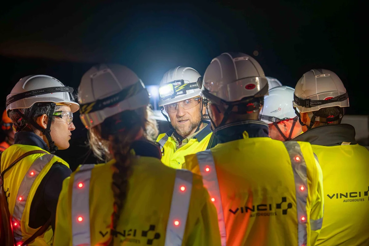 Briefing d'équipe de nuit sur chantier VINCI Autoroutes