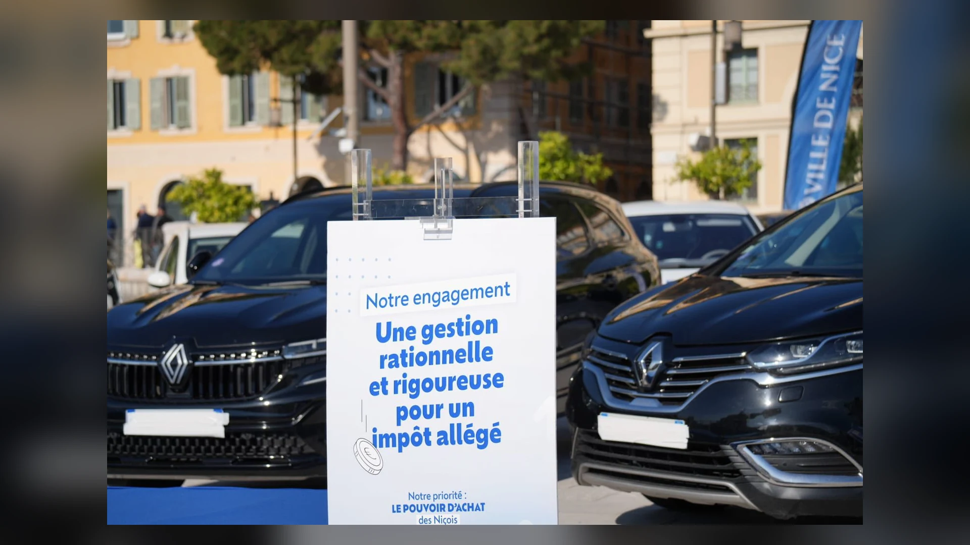 Voitures de fonction Renault alignées au Quai de la Douane avec pancarte Notre engagement