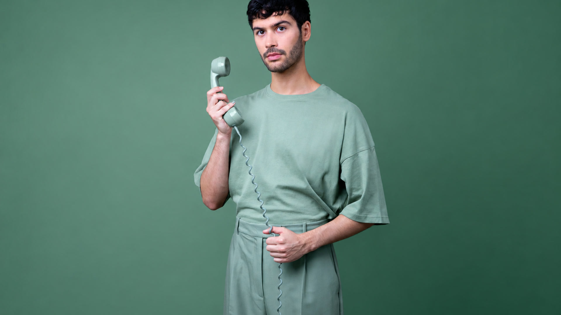 Jessé Rémond Lacroix avec un combiné de téléphone vert, portrait pour Message personnel
