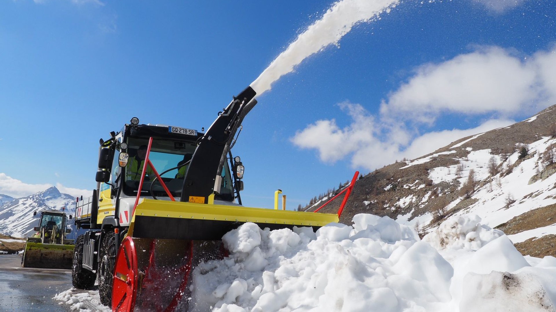 Fraise à neige du Département projetant une gerbe blanche au col de la Cayolle