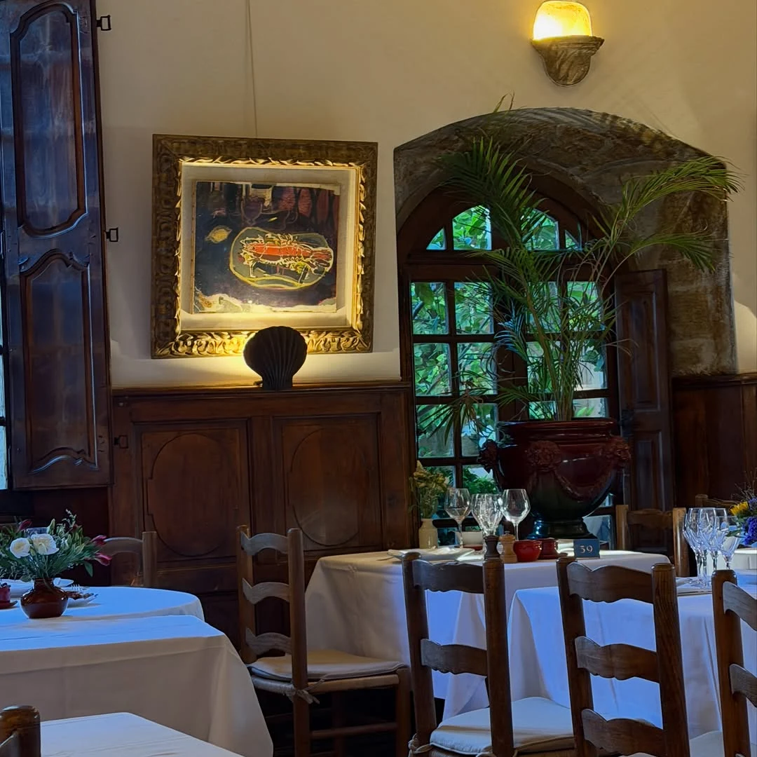 Salle à manger boisée de l'auberge La Colombe d'Or à Saint-Paul-de-Vence