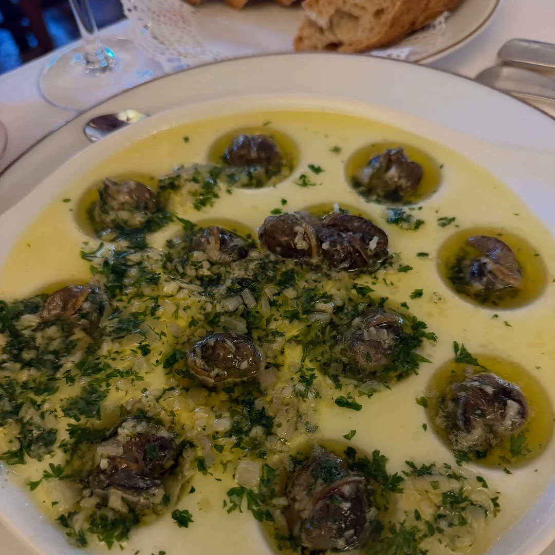 Assiette d'escargots persillés servie à La Colombe d'Or, photographiée par Dua Lipa