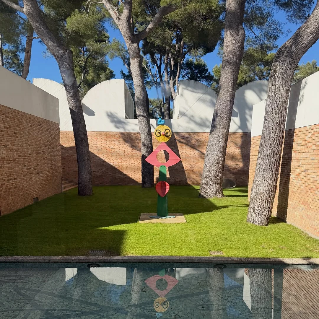 Le Labyrinthe de Miró à la Fondation Maeght : totem coloré et bassin aux mosaïques
