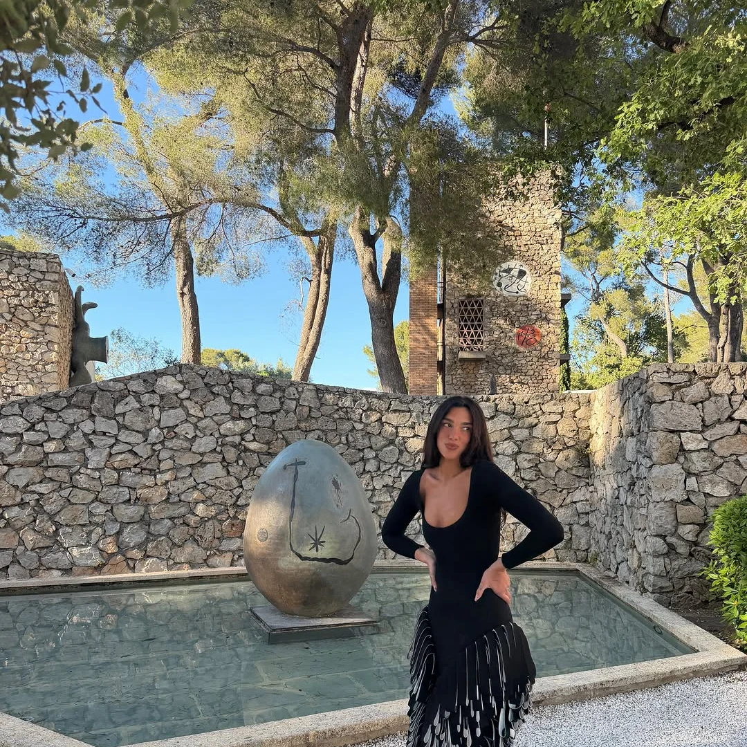 Dua Lipa pose en pied face au bassin Miró de la Fondation Maeght