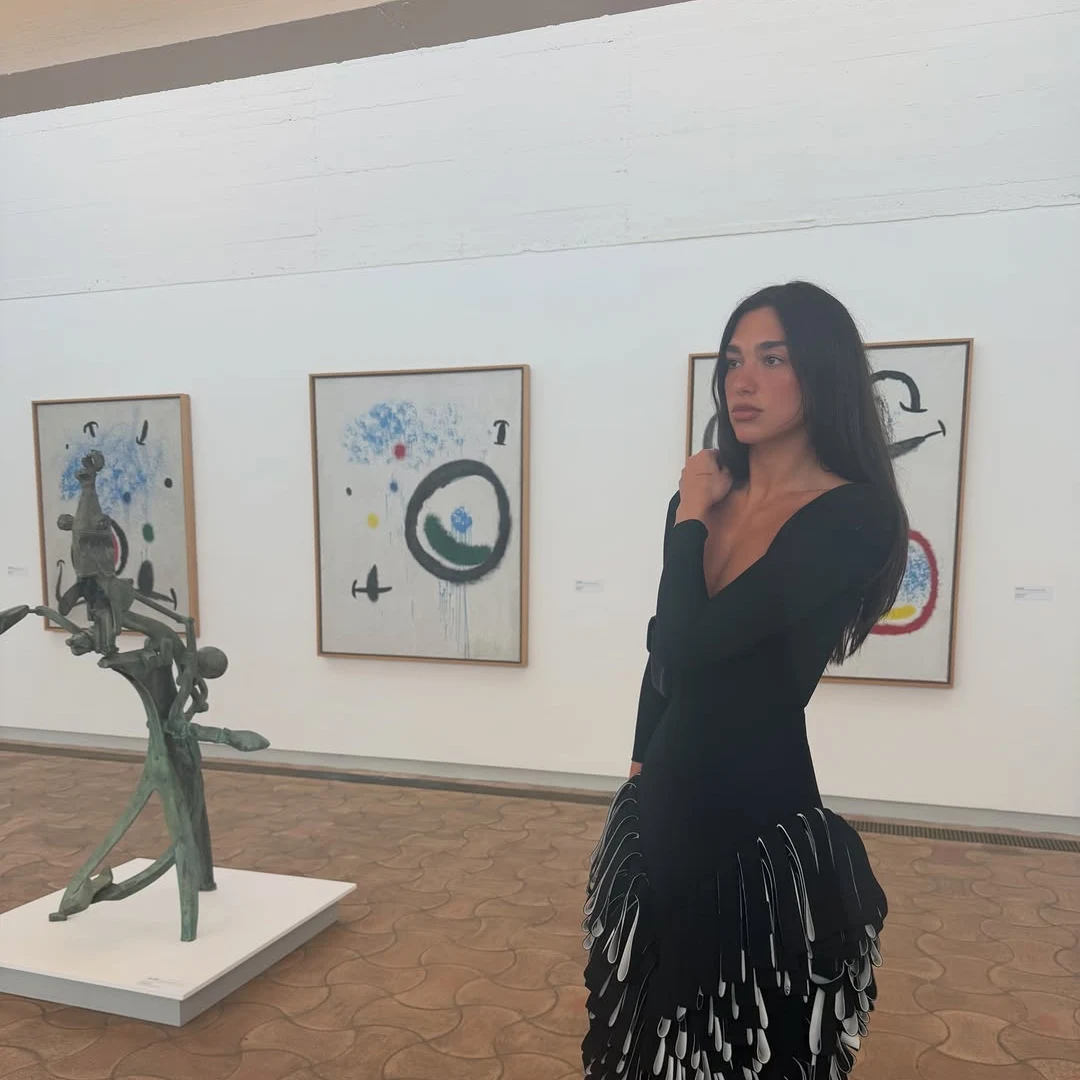 Dua Lipa devant les tableaux de Joan Miró dans la salle d'exposition de la Fondation Maeght