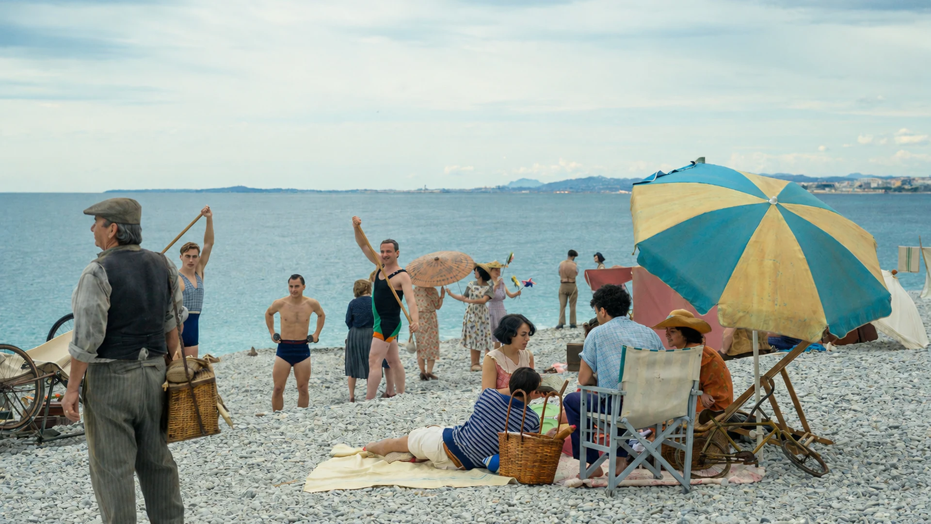 Premiers congés payés à Nice en 1936 : ouvriers sur la plage de galets dans la série L'Été 36