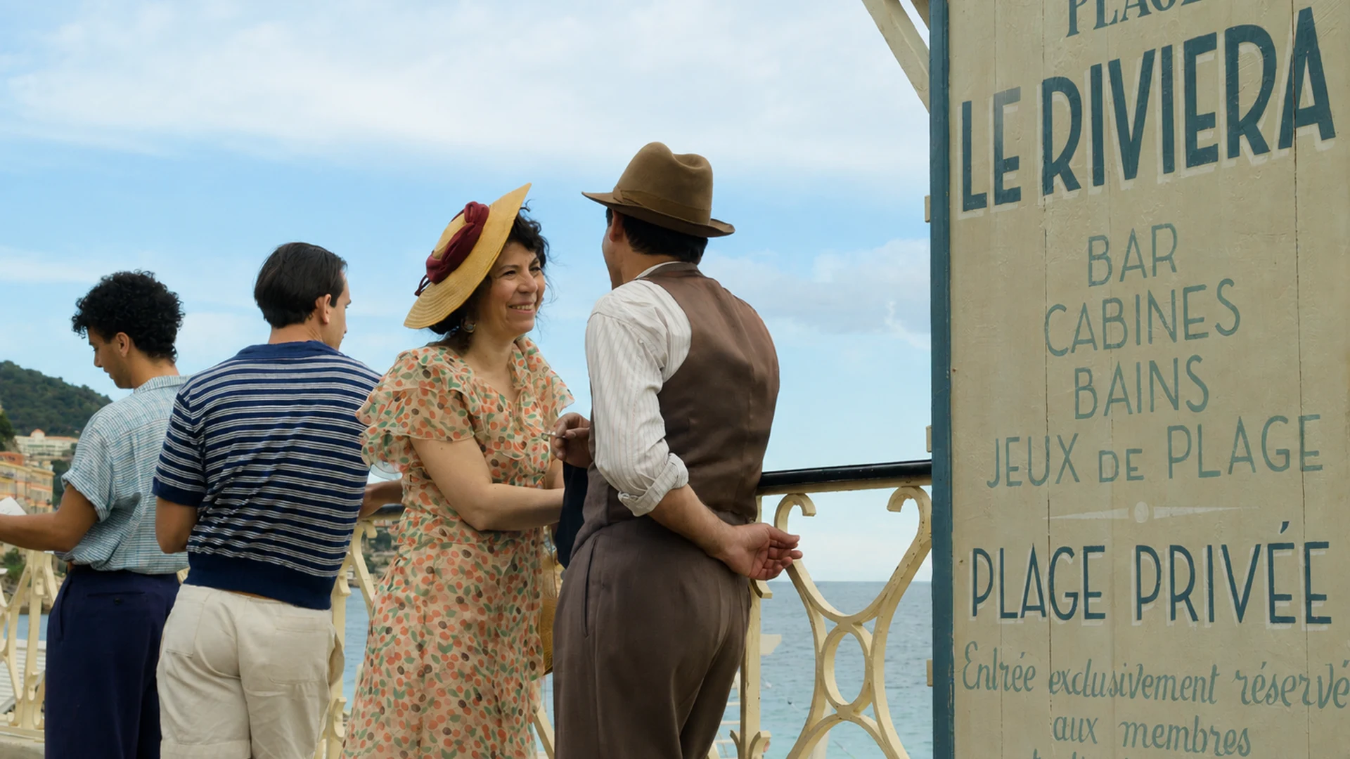 Panneau « Plage Le Riviera » : reconstitution d'une plage privée de palace à Nice dans la série L'Été 36