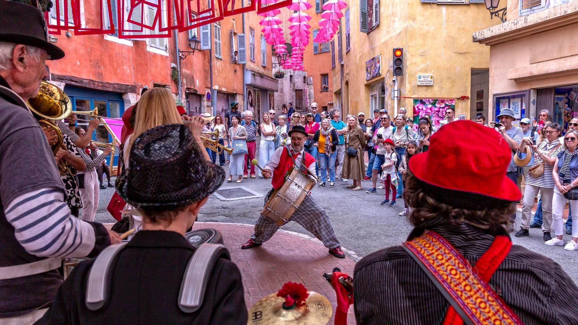 Jazz band et acrobate dans une rue de Grasse