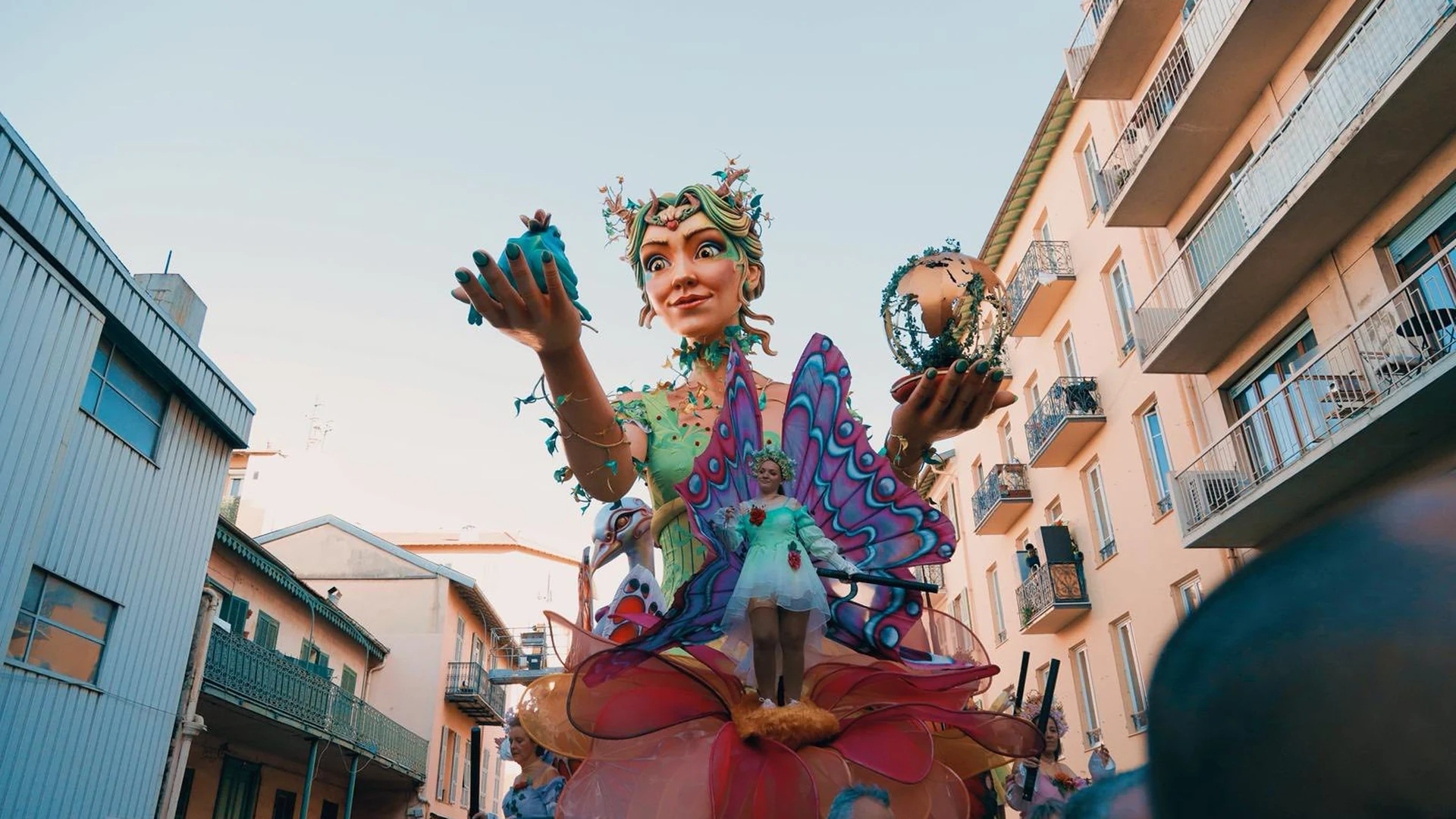 Char fee papillon du Grand Charivari, parade qui ouvre le Carnaval de Nice rue Richelmi en fevrier