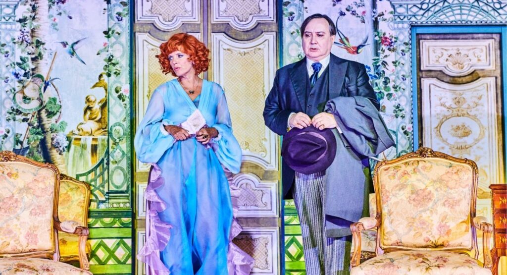 À Antibes, Michel Fau ressort un Sacha Guitry chic sur la jalousie d’un mari adultère