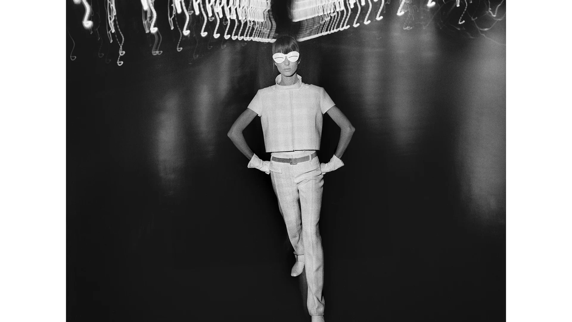Mannequin Courrèges haute couture printemps-été 1965 photographiée par Peter Knapp