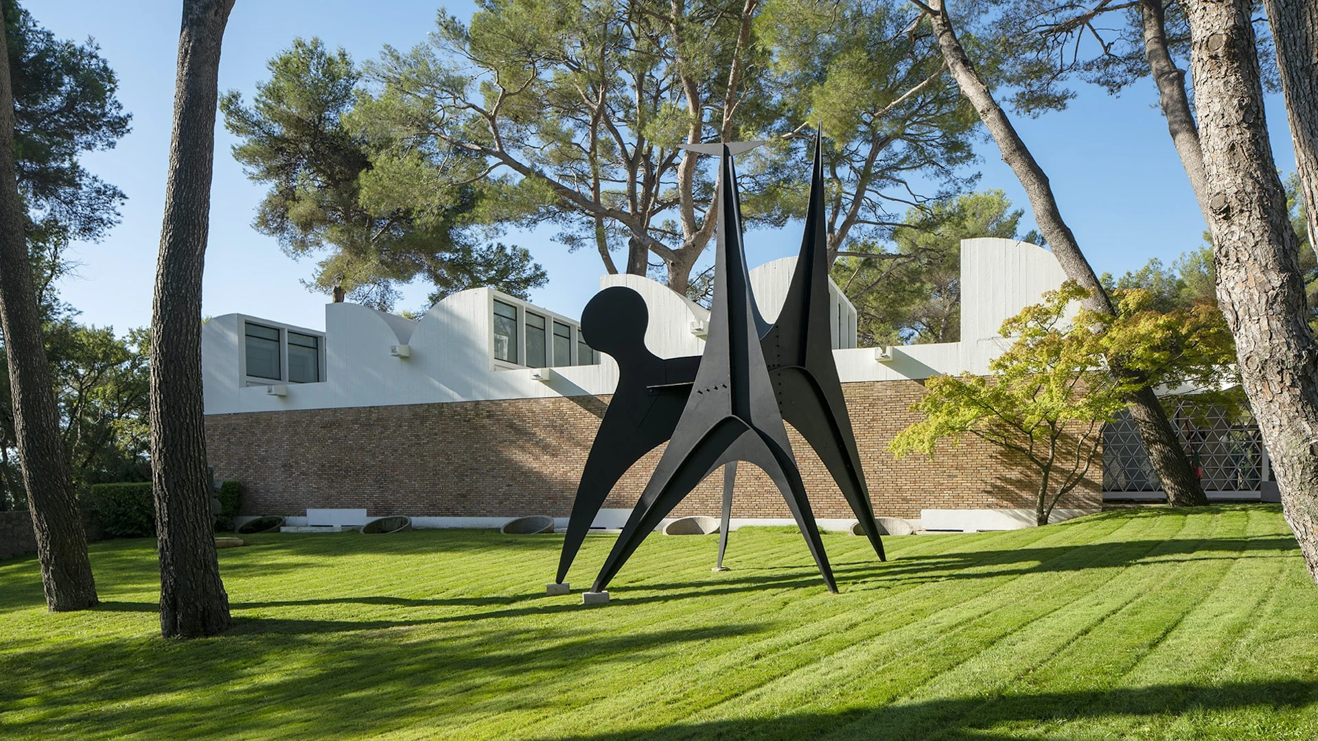 « Les Renforts » d'Alexander Calder, sculpture monumentale noire sur la pelouse de la Fondation Maeght à Saint-Paul-de-Vence