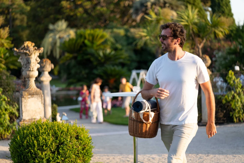Spectateur avec panier pique-nique en osier dans le jardin de la Villa Ephrussi