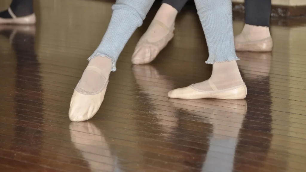 Miroir espion, vestiaires sans porte… : dix victimes accusent un prof de danse à Nice
