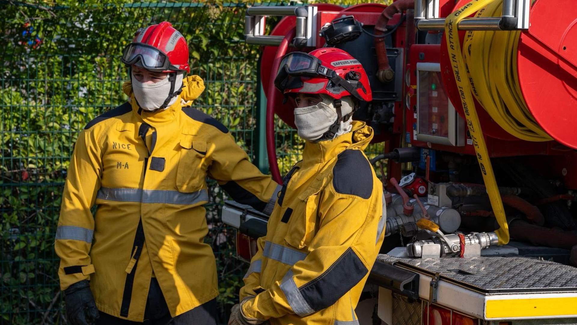 Sapeurs-pompiers du SDIS 06 en tenue, devant un véhicule d'intervention