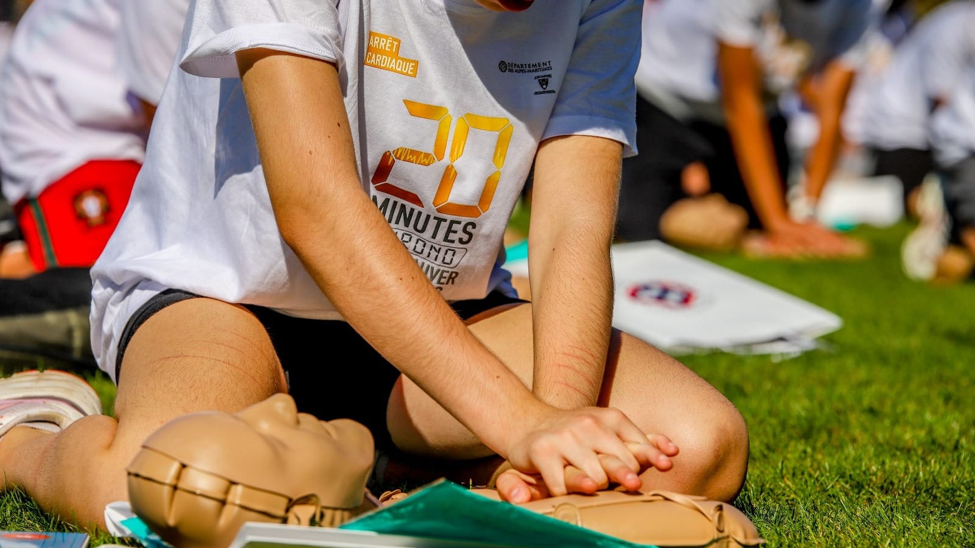 Formation au massage cardiaque, démonstration sapeurs-pompiers