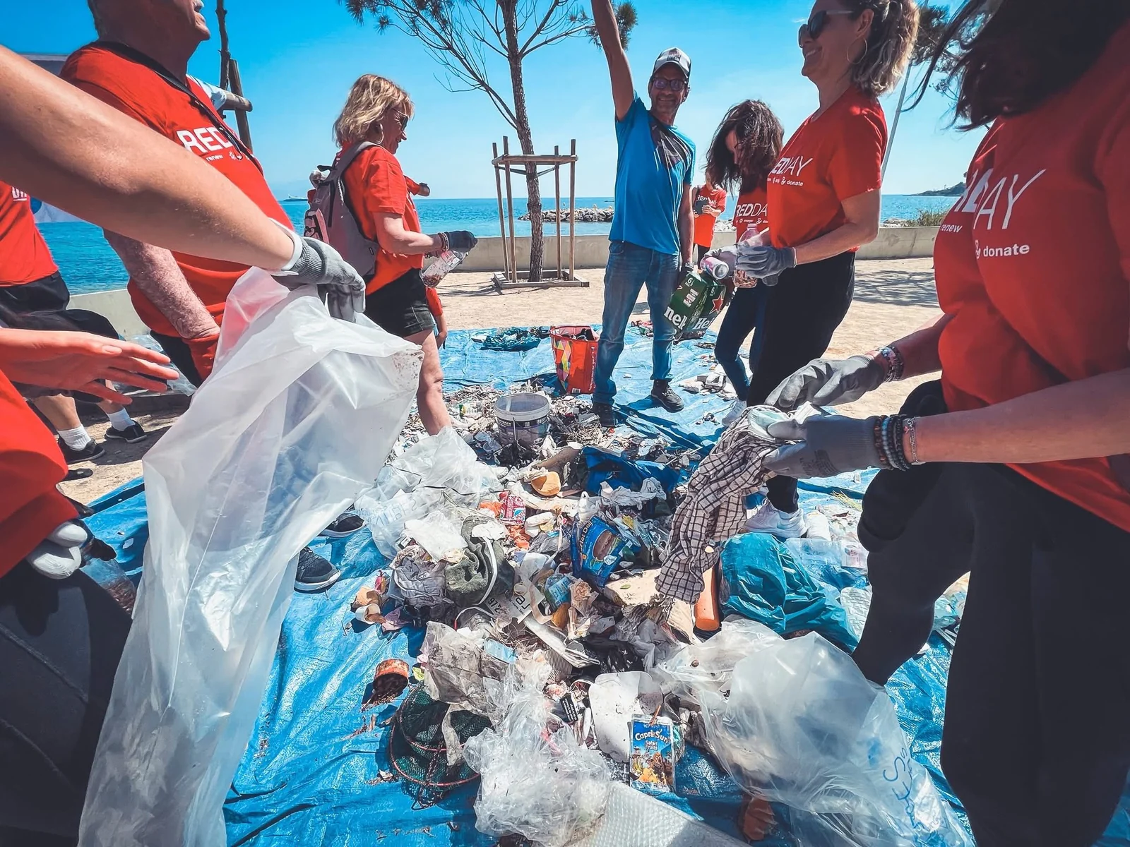 Déchets ramassés sur une bâche bleue par les bénévoles EPLA à Antibes