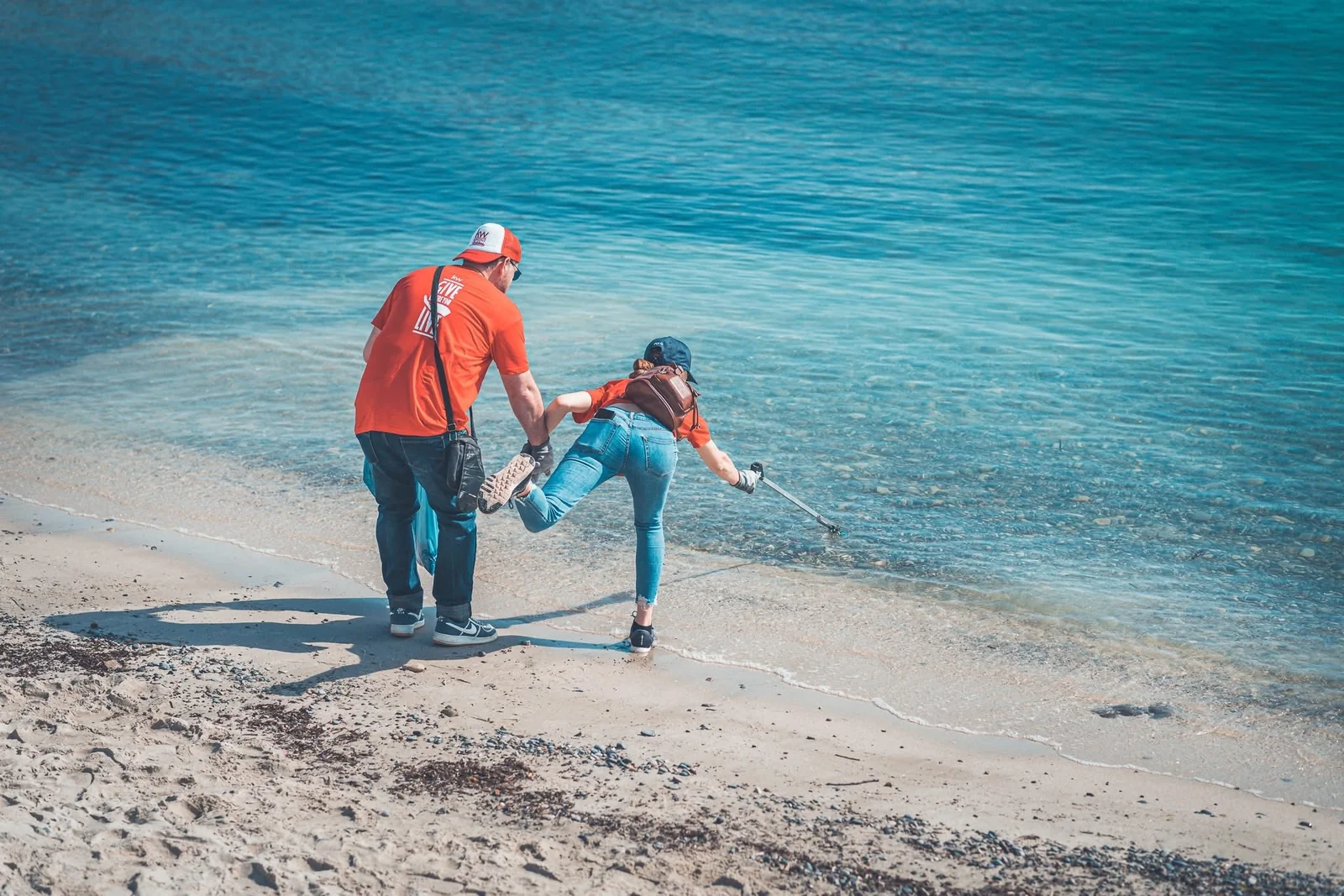 Duo de bénévoles EPLA en action sur la plage d'Antibes