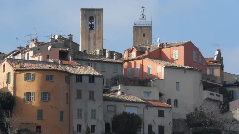 Vue du vieux village de Biot perché, Alpes-Maritimes