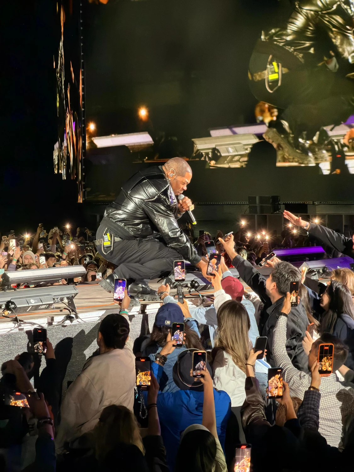 Busta Rhymes au bord de scène en concert