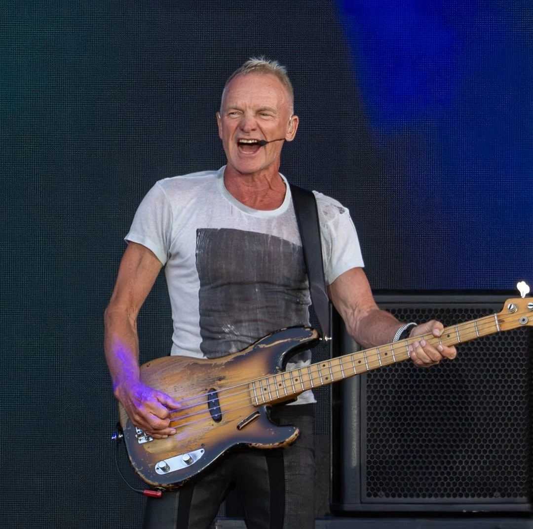 Sting à la basse Fender Precision en concert