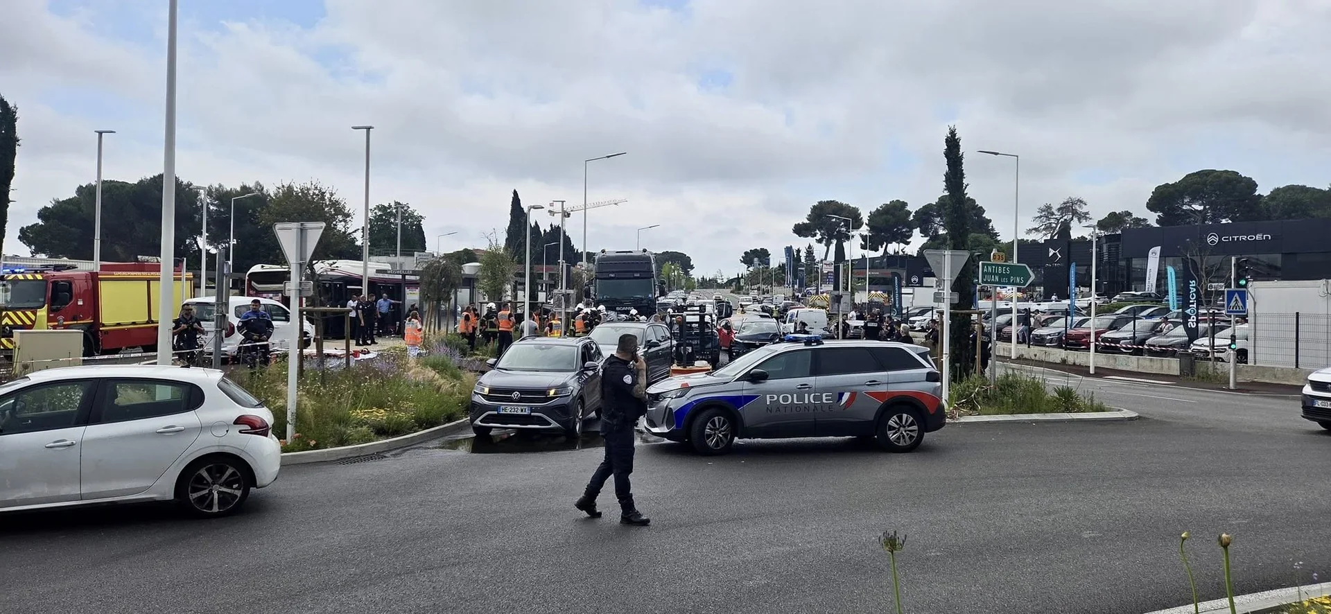 Le rond-point Weisweiller à Antibes bouclé par la Police Nationale après le carambolage, 2 juin 2026 (© Ville d'Antibes)