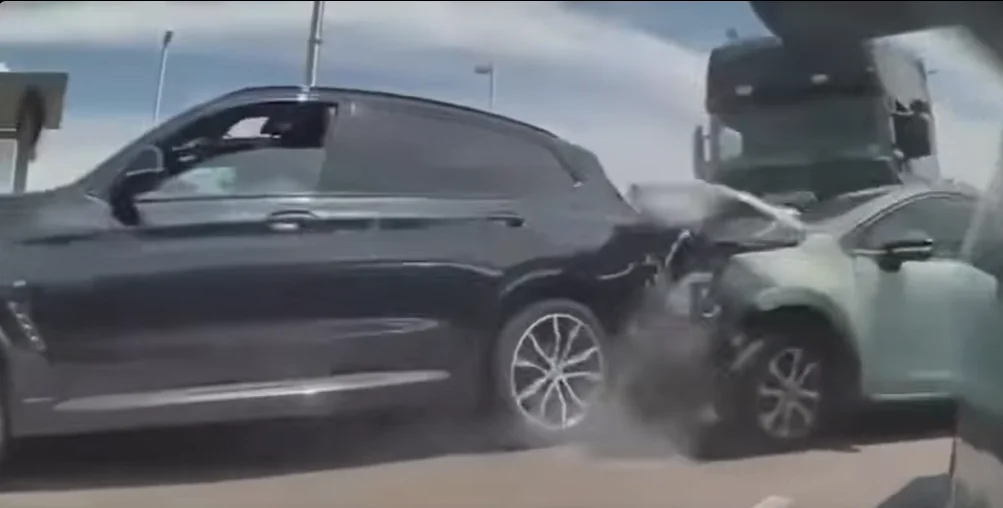 Image dashcam de l'instant du choc : un SUV noir percuté par le poids lourd et une voiture verte, carambolage Antibes 2 juin 2026