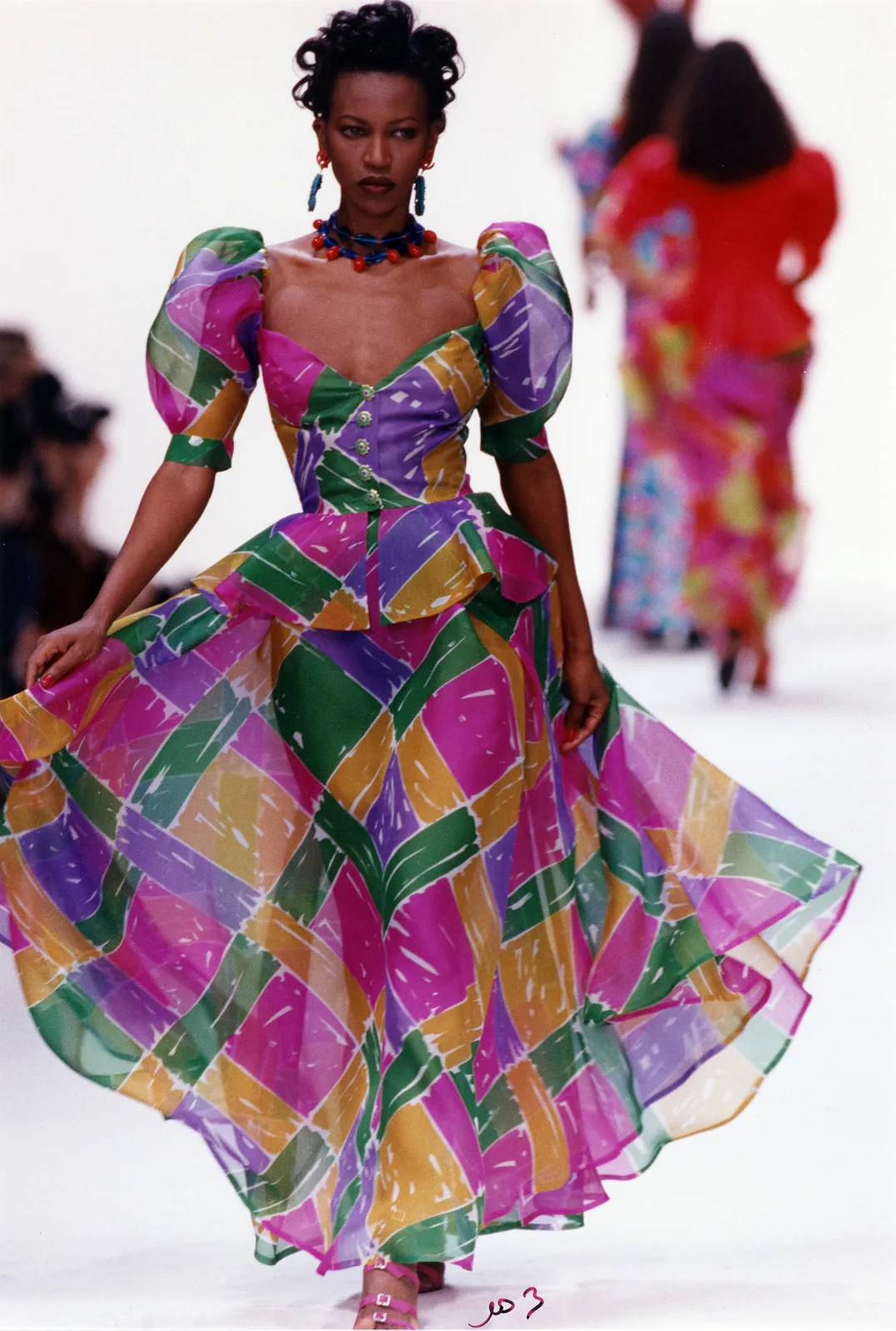 Ensemble de soir Saint Laurent rive gauche porté dans la cour du Louvre, 1994