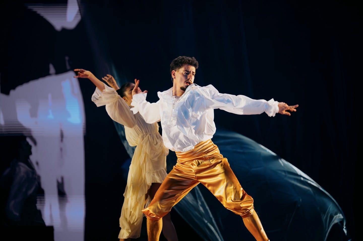 Danseur en pantalon doré et chemise blanche dans Le Roi Soleil