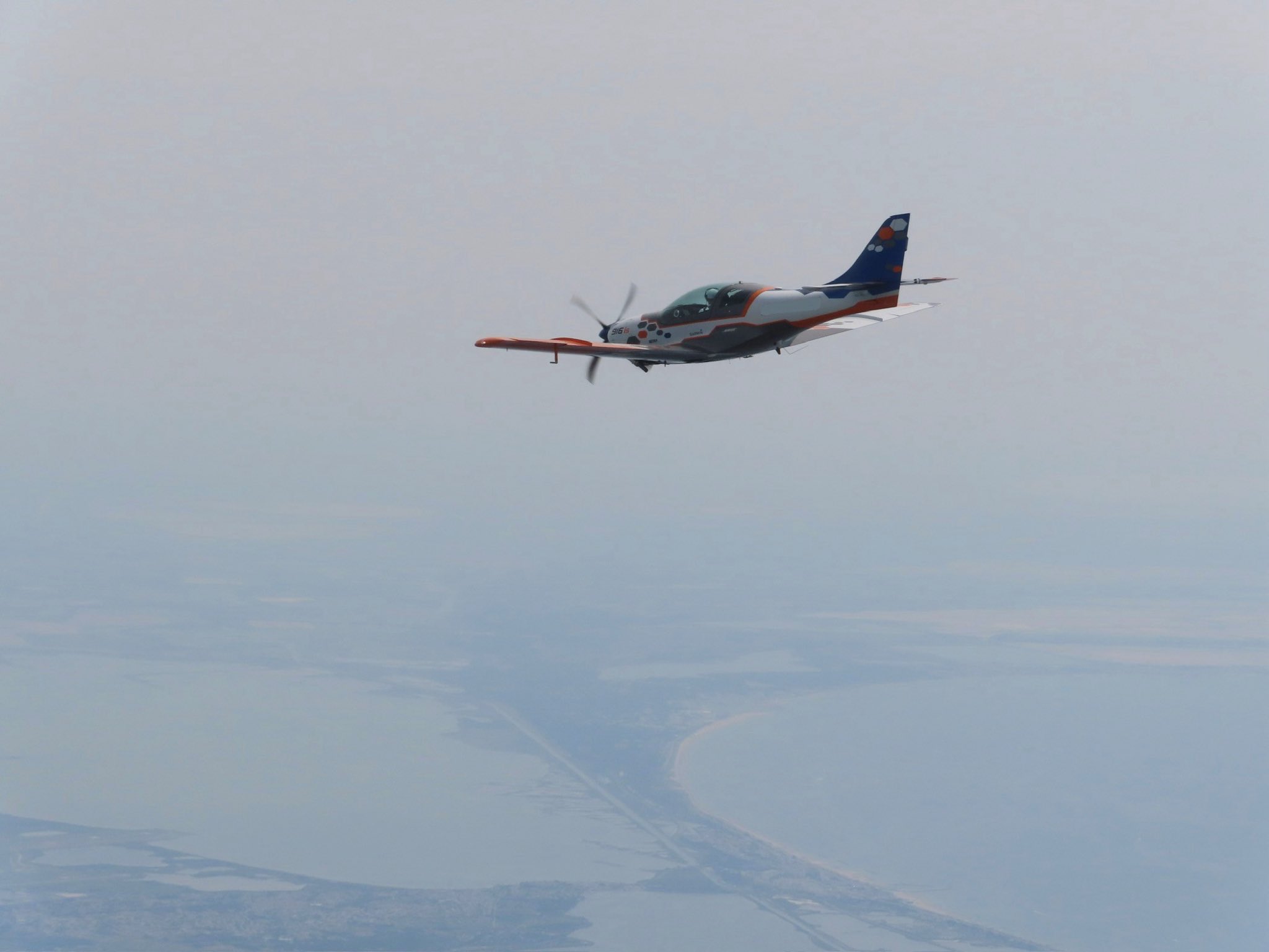 ULM VL3 cadré depuis l'intercepteur au-dessus du littoral languedocien