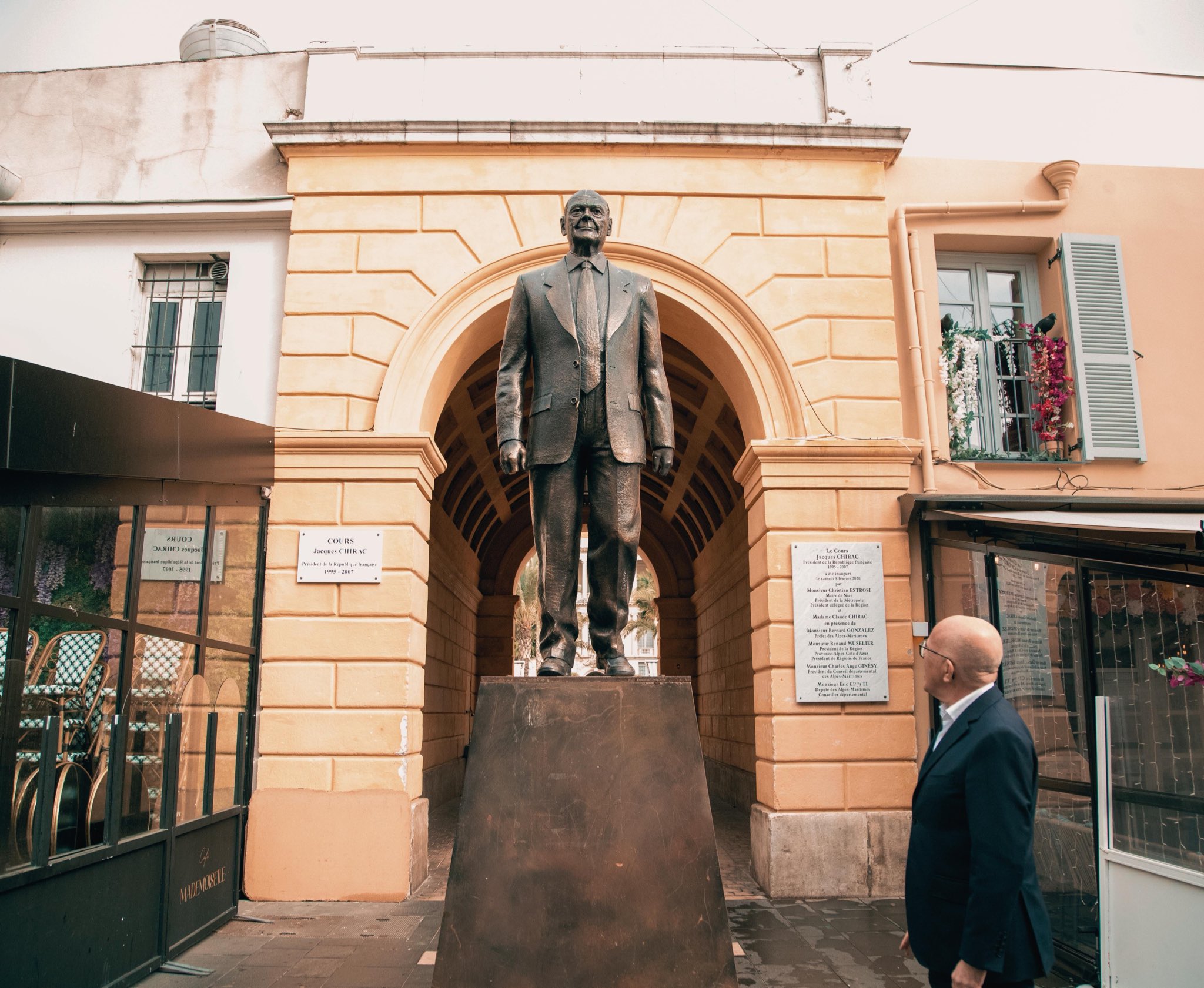 La statue de Jacques Chirac dans le Vieux-Nice