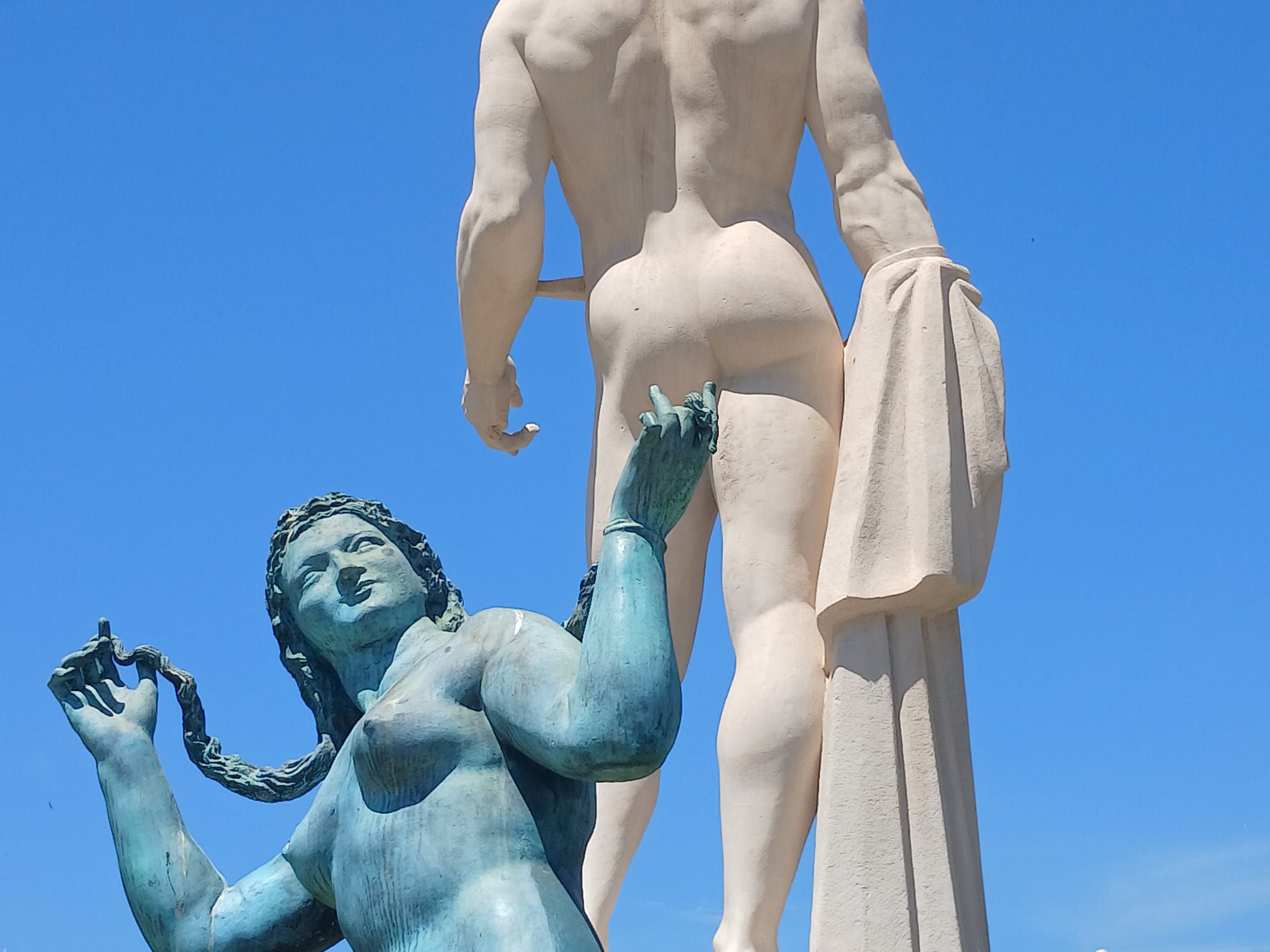 A Nice, Apollon la statue de la Place Massena pas vraiment respectée