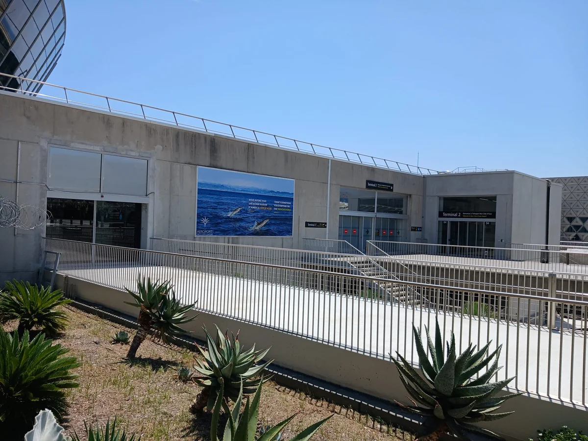 Entrée extérieure du terminal 2 de l’aéroport de Nice Côte d’Azur