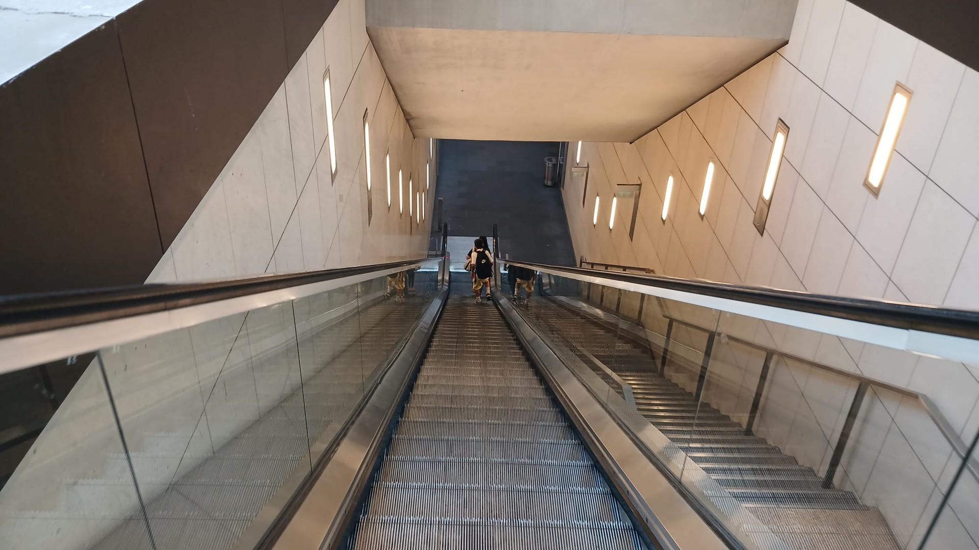 Escalier d'acces a la station Alsace-Lorraine a Nice