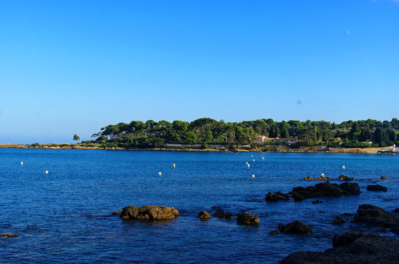 Le Cap d'Antibes vu de la mer, pins et villas au bord de l'eau turquoise