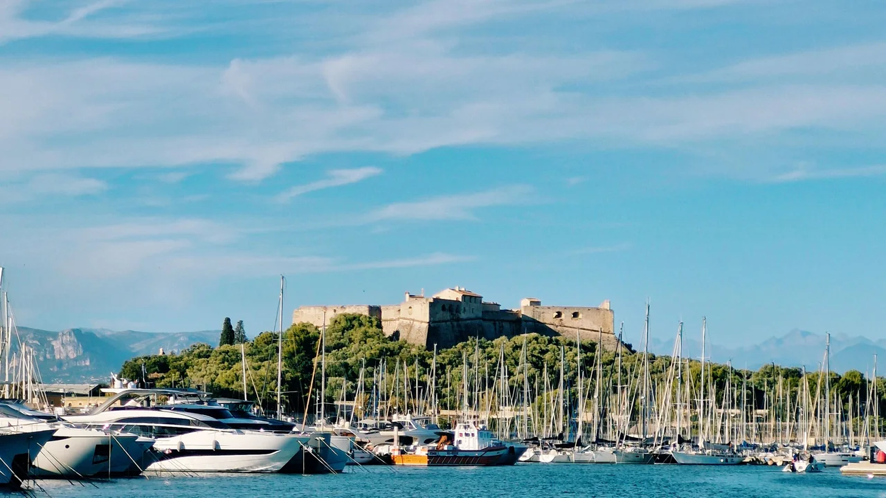 Le Fort Carré d'Antibes sur sa colline, vu depuis la marina pleine de voiliers