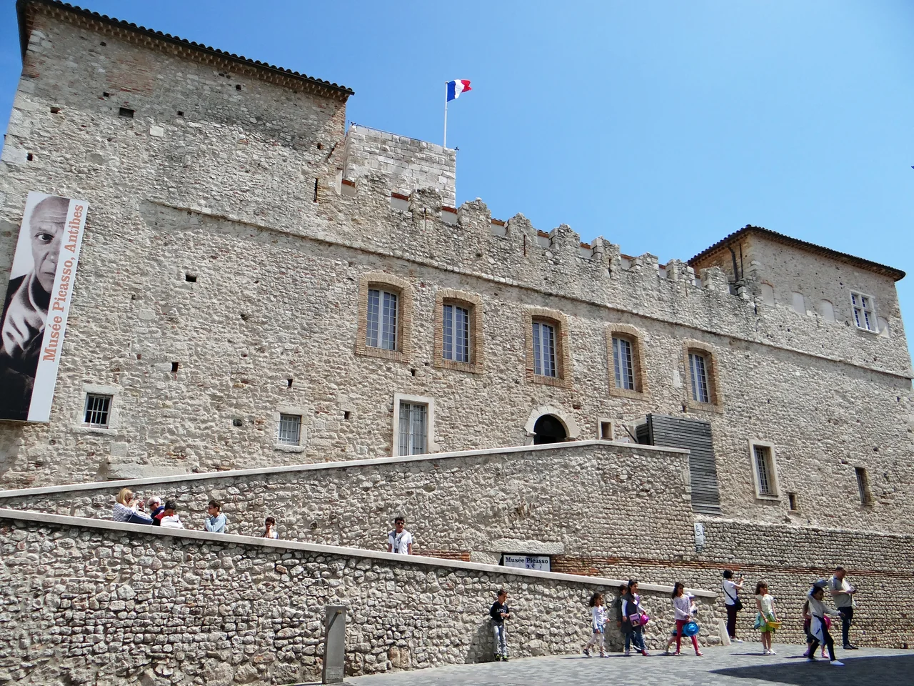 Le château Grimaldi d'Antibes, qui abrite le musée Picasso, sous un ciel bleu