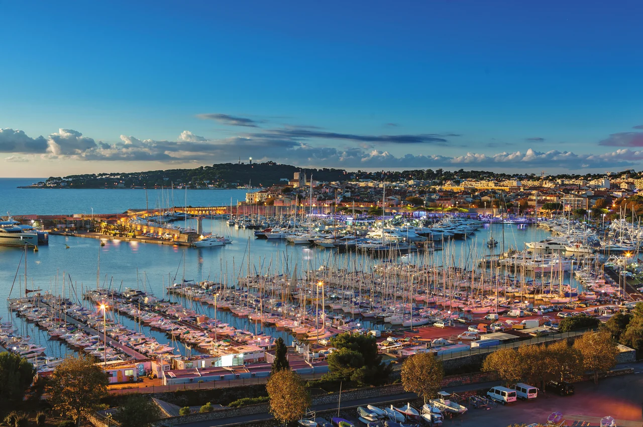 Le Port Vauban d'Antibes à l'heure bleue, yachts et vieille ville illuminée
