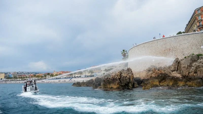 Nice VI : ce nouveau bateau aspire le plastique et le pétrole en mer