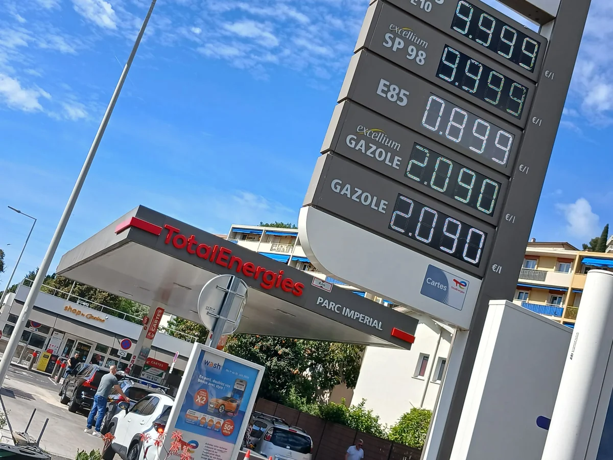 Totem de prix de la station TotalEnergies du Parc Impérial à Nice