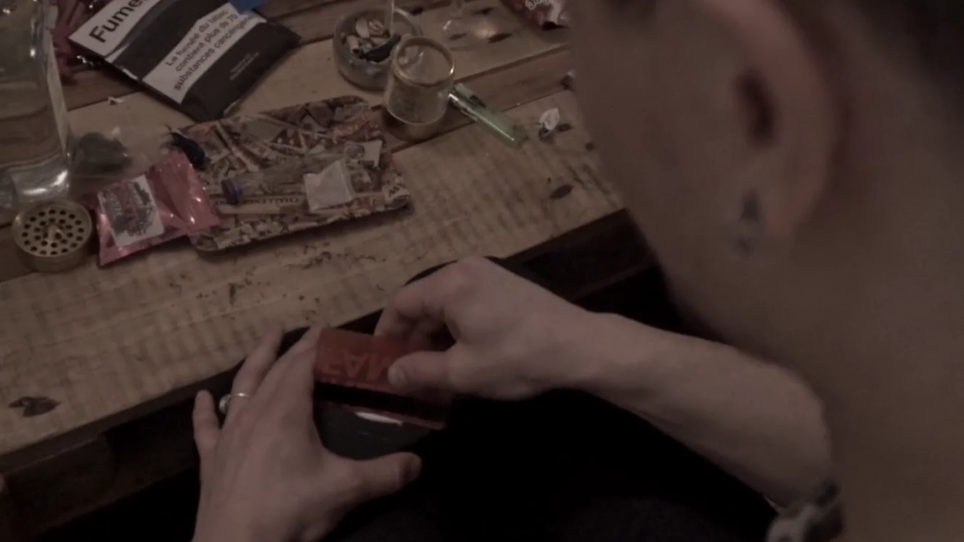 Mains préparant un produit sur une table, illustration chemsex