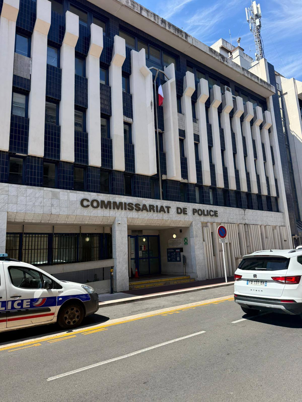 Façade du commissariat de police d’Antibes avec un véhicule de police garé devant