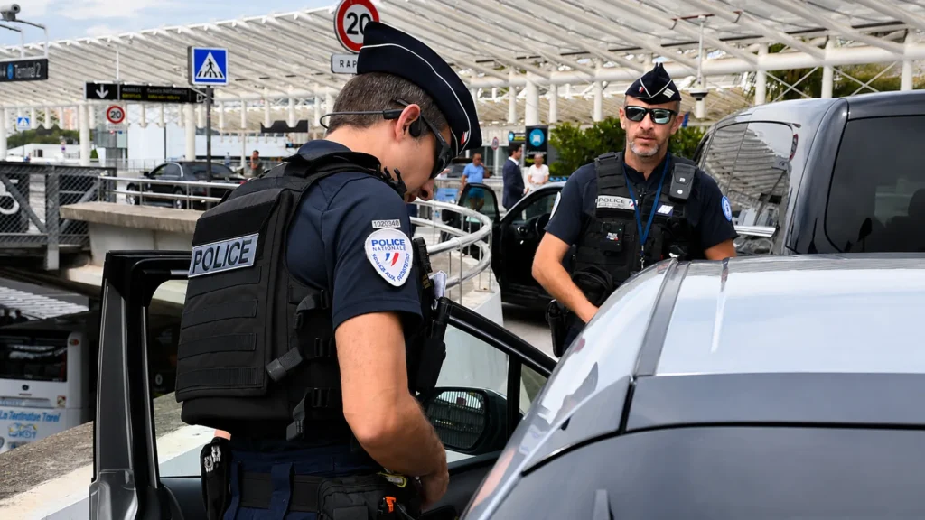 Vous sortez de l’avion à Nice ? Voici pourquoi la police contrôle les VTC