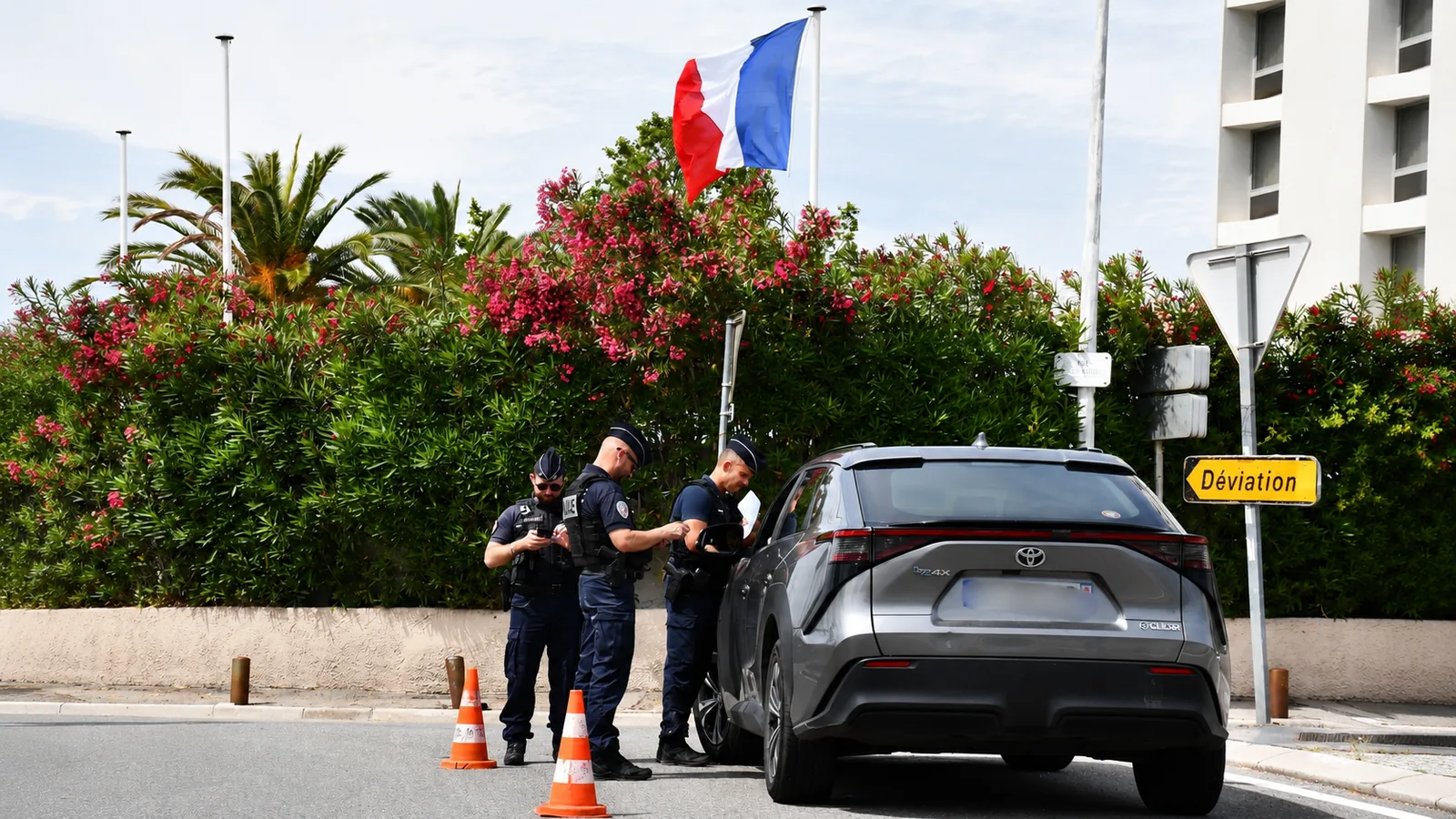 Policiers contrôlant un véhicule VTC près de l'aéroport Nice Côte d'Azur
