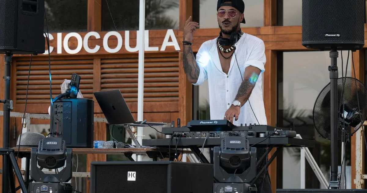 Un DJ aux platines lors d’une soirée Menton en terrasse
